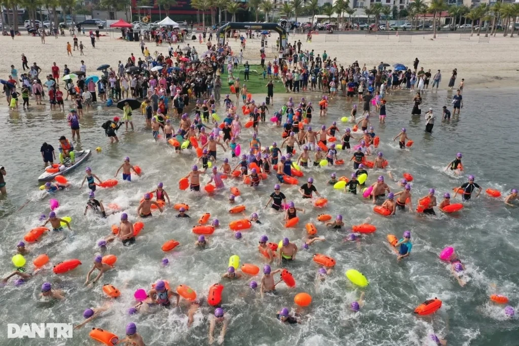 Nữ VĐV xinh đẹp hướng dẫn kỹ năng bơi biển ở giải Aqua Warriors Quảng Trị