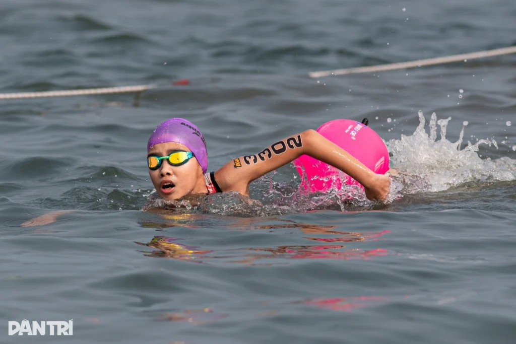 Nữ VĐV xinh đẹp hướng dẫn kỹ năng bơi biển ở giải Aqua Warriors Quảng Trị