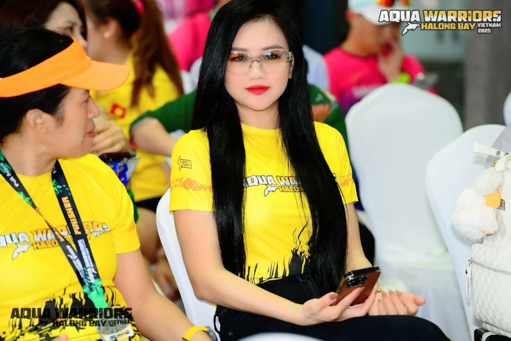 Nữ VĐV xinh đẹp hướng dẫn kỹ năng bơi biển ở giải Aqua Warriors Quảng Trị