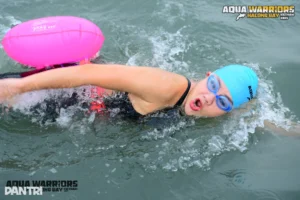 Nữ VĐV xinh đẹp hướng dẫn kỹ năng bơi biển ở giải Aqua Warriors Quảng Trị